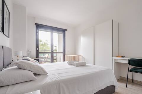 Bedroom · balcony & desk