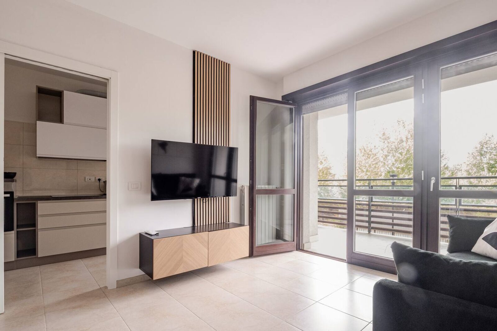 Living room · Smart TV & balcony